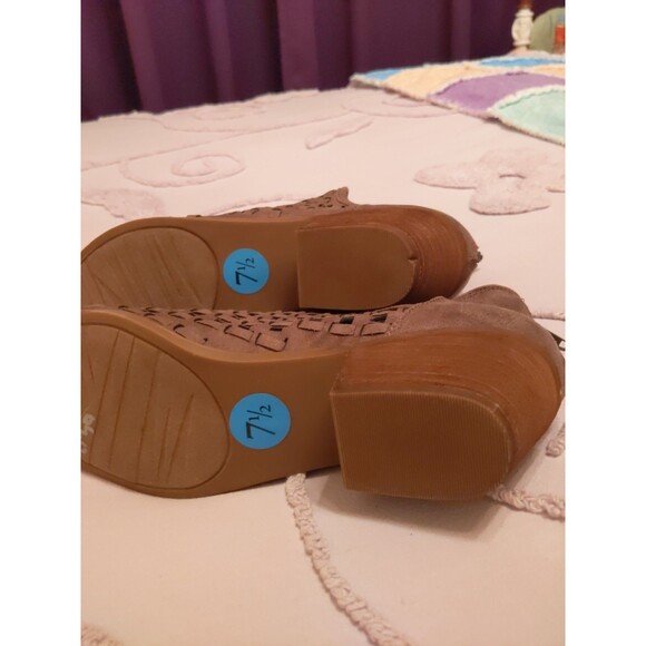 Fergalicious by Fergie shoes Booties 2" Stacked Heel Zipper Back Faux Suede 7.5 - Picture 4 of 6